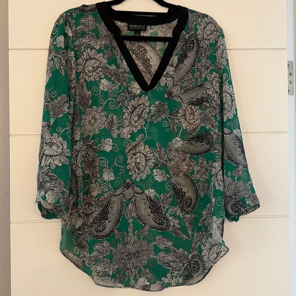 Ambiance Emerald and Ebony Floral Top - Picture 1 of 3